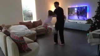 Папа с дочкой танцуют