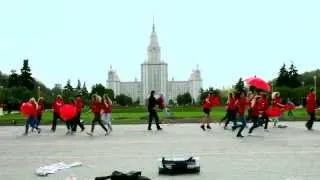 Студенты танцуют на фоне МГУ на Воробьевых горах.