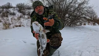 ЛЕСКА ТРЕЩИТ ОТ ЭТИХ МОНСТРОВ! РЫБАЛКА НА РЕЧКЕ В КОНЦЕ ЯНВАРЯ