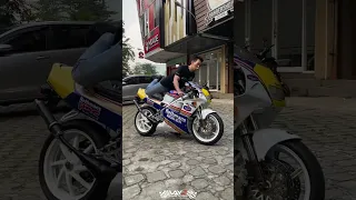 auto jadi Andy Lau pakai motor ini 😎