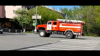 пожарный КамАЗ ац 3,2-40 и урал 3,0-40 едут на вызов/fire trucks with siren yelp and horn