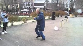 Бомж отжигает не по детски/Dancing tramp