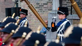 Marechaussee verzorgt erewacht (dubbelpost) op Prinsjesdag