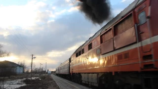 Дымящий ТЭП70-0247 с поездом Псков — Дно на станции Карамышево.