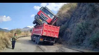 China truck fail compilation【E16】---Better to keep away with a overloaded truck, truck accident