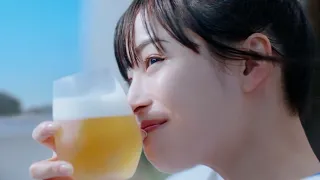 広瀬すず、ナチュラルなTシャツ姿で昼からビール！気ままな自由時間を満喫　サントリー「ザ・プレミアム・モルツ 〈ジャパニーズエール〉香るエール」新WEB-CM