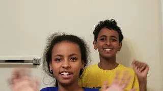 Big brother does little sister's hair |  የእህቱን ፀጉር እንደዚህ አስያዘላት