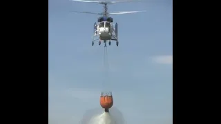 Fire Fighting Helicopter pouring water on wild fire #shorts #fire #fighting #helicopter #pour #water