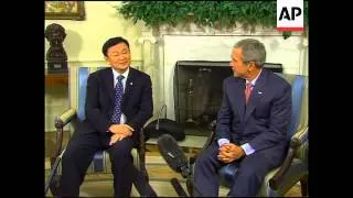 Bush meets Thaksin at White House
