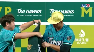 05/19 統一 VS 台鋼 賽後，敲出再見安打的藍寅倫獲得今日賽事MVP，在頒獎台上流下男兒淚