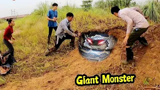 Brave Girl Fights With The Giant Monster In The Hole With The Hunters | Mike Vlogs