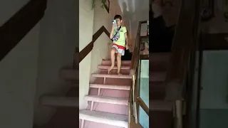 как спускается по лестнице в разном возрасте