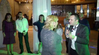 крутой танец от гостьи  на свадьбе)))