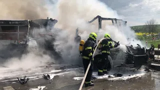 Požár autobusu a tahače na Pražském okruhu likvidovalo pět jednotek hasičů