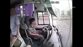 Na China, imagens mostram acidente de ônibus -