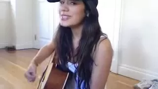 Красивая девушка очень красиво поет и играет на гитаре