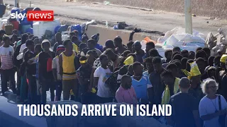 Lampedusa: Thousands of migrants arrive on Italian island