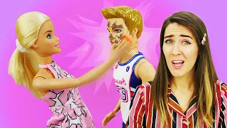 ¡Ken pide la mano a Barbie! Accesorios de Barbie. Juegos con Barbie en español.