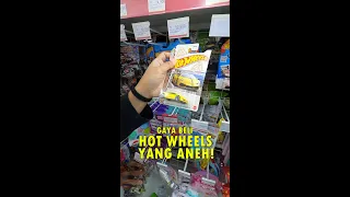 Aneh banget gaya istri gue pas beli Hot Wheels.