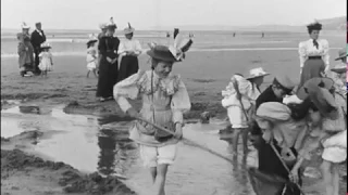 Enfants pêchant des crevettes AKA Children Digging for Clams (1896)