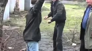 Драка -  супер! Два пьяных мужика размахивают кулаками!!