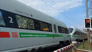 Bahnübergang in Ludwigsau Friedlos Züge am Freitag 7.4.2023 viel Güterverkehr, ICE-T Doppeltraktion