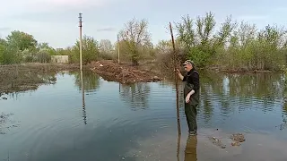 Спускаем воду с поселка обратно в реку