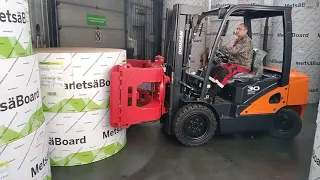 Вилочный погрузчик Doosan с захватом для рулонов на предприятии целлюлозно-бумажной промышленности