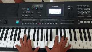 ¿Cómo utilizar el teclado Yamaha PSR-E473 para acompañar usando hasta 8 variaciones?