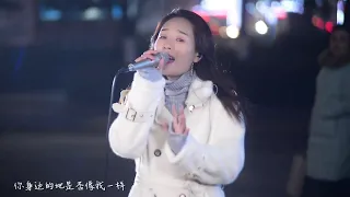 女孩严冬街头深情演唱《后来遇见他》，去年很火的歌，超级好听！