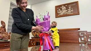 Bibi goes buy flowers to surprise Mom on International Women's Day!