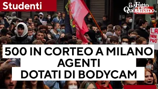 Scuola, a Milano 500 studenti in corteo. Gli agenti in tenuta antisommossa con le bodycam