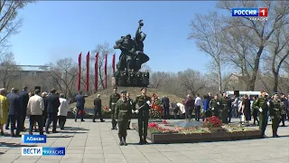 В Абакане прошел один из главных ритуалов - возложение цветов к Вечному огню