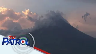 Albay nasa state of calamity dahil sa pagdausdos ng mga bato mula Mayon | TV Patrol