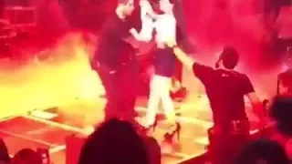 Maluma rechaza beso de una fan