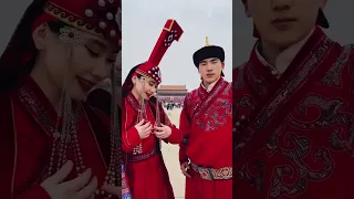 Тувинцы Китая. Красивая пара, тувинские и монгольские наряды. Синьцзян-Уйгурский район. КНР.