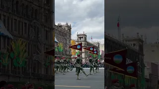 #Paracaidistas del #EjércitoMexicano y #FuerzaAéreaMx en el #Desfile #2022 #México 🇲🇽