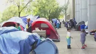 Migrants camp out on sidewalks as Chicago debates solutions | NewsNation Prime