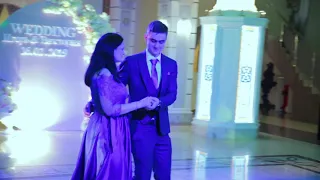 Трогательный танец мамы и жениха на свадьбе