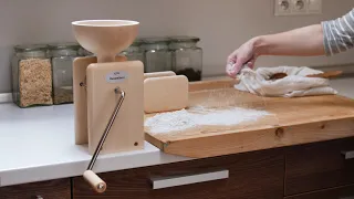 Ručný mlynček na obilie KOMO - príprava múky v pohodlí domova