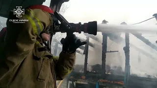 На Шосткинщині, приборкуючи пожежу, вогнеборці запобігли масштабному загорянню в житловому секторі