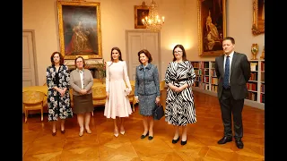 S.M. la Reina visita la Biblioteca Bernadotte del Palacio Real junto con S.M. la Reina de Suecia.