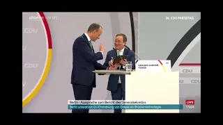 Die CDU schenkt Armin Laschet zum Abschied ein iPad.