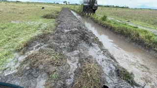 LEVANTANDO ATERRO DE CONTENÇÃO DE ÁGUA 💦 Escavadeira hidráulica op iago