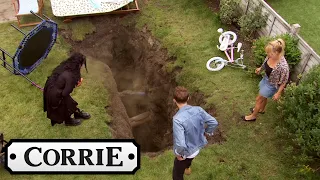 A Sinkhole Appears in The Platt's Garden | Coronation Street