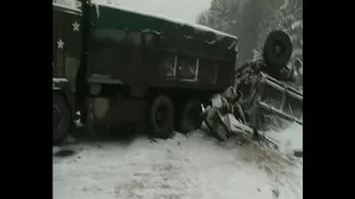 ДТП под Челябинском ВАЗ 2106 зажало между прицепами грузовика