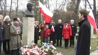 Warta honorowa przy zdewastowanym pomniku Ryszarda Kuklińskiego.