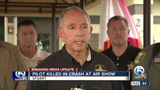 Pilot killed in crash at air show