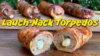 Lauch-Hack Torpedos vom Grill - Mit Käse gefüllt und mit Bacon umwickelt