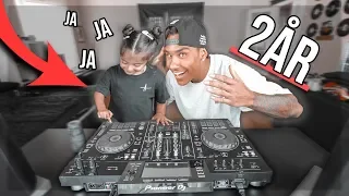 LÄR EN TVÅ ÅRING ATT DJ:A #2 (Räkna hur många gånger hon säger JA i videon)